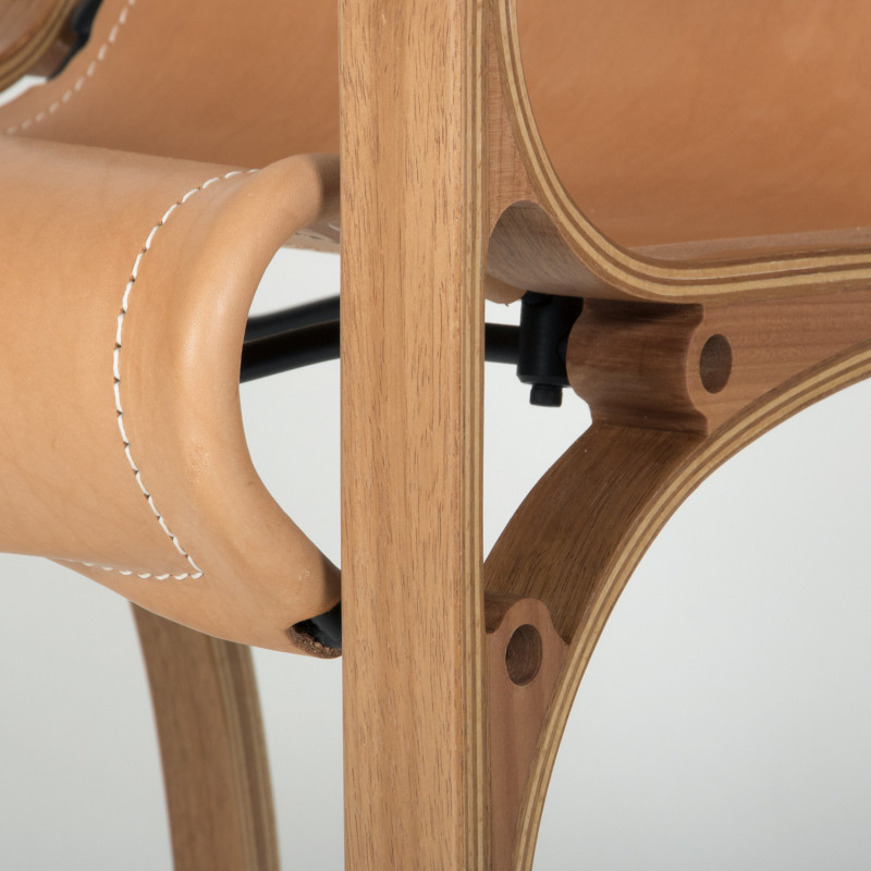 Peglev leather and solid wood armchair - Objekto